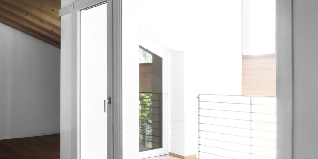 Porta finestra in PVC bianco in una casa ristrutturata con affaccio sul terrazzo