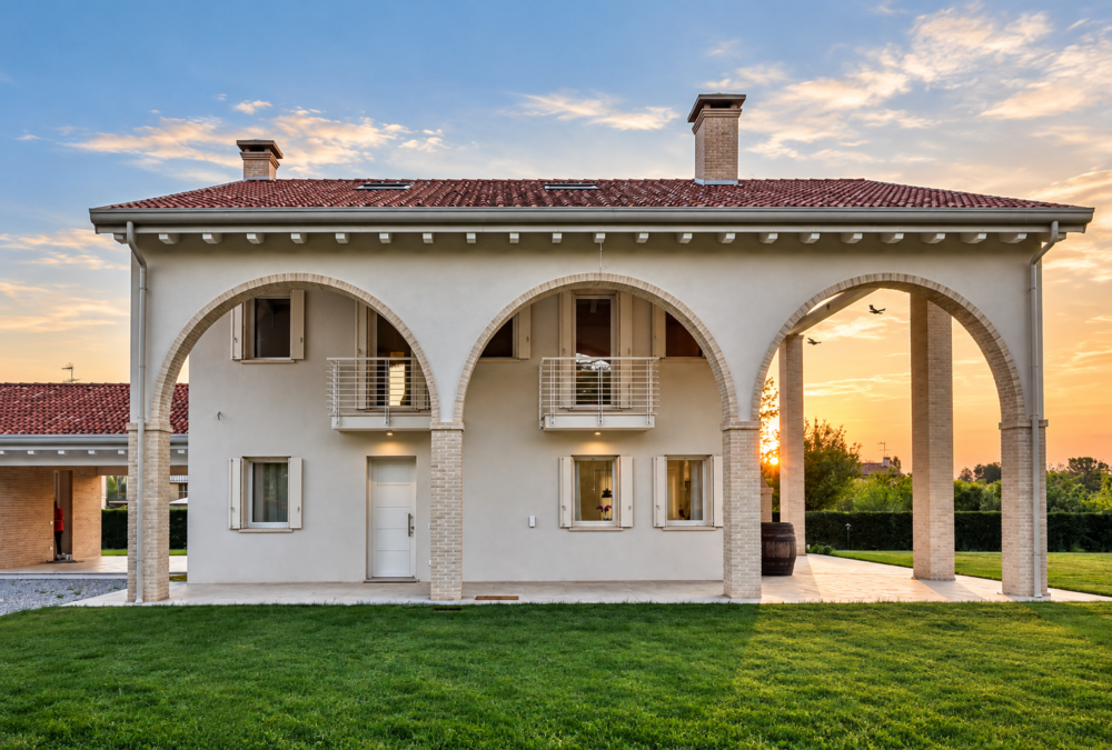 Casa G.M. al tramonto: porticato ad archi in stile rurale veneto