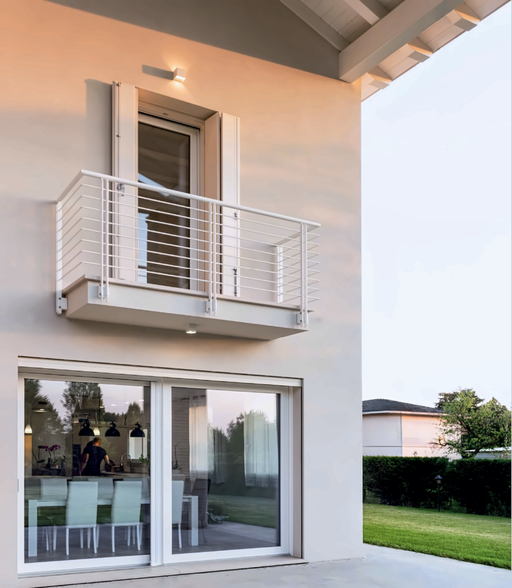 Balcone e portafinestra scorrevole sotto il portico