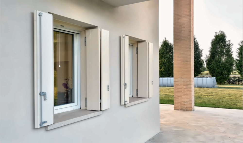 Dettaglio di finestra in PVC con scuri bianchi aperti