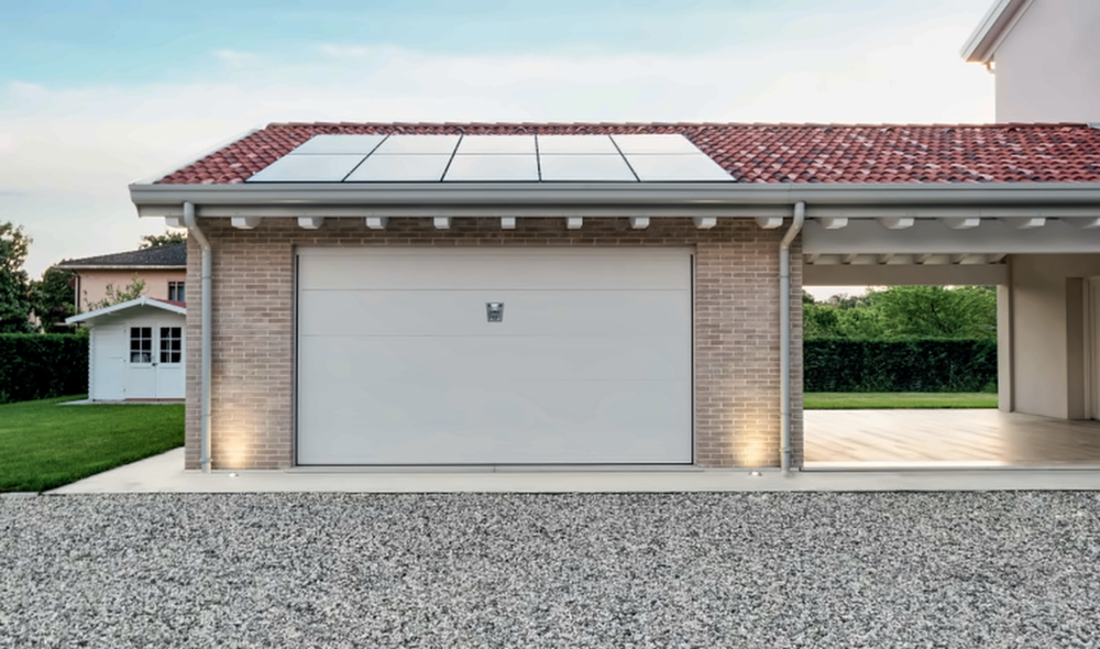 Garage con portone sezionale e pannelli fotovoltaici sul tetto