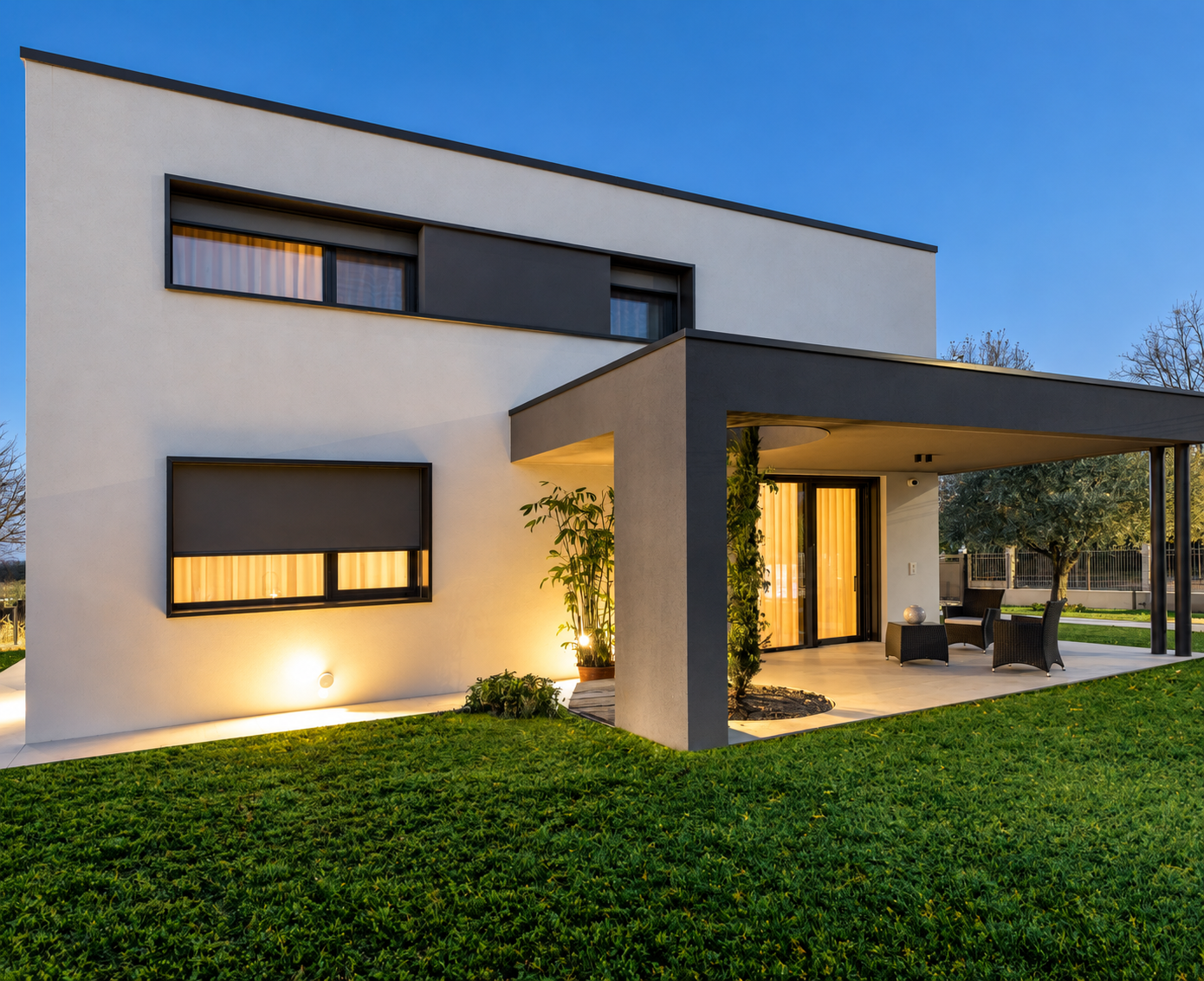Casa M.C. al tramonto: villa con portico e serramenti in PVC Veka scuri
