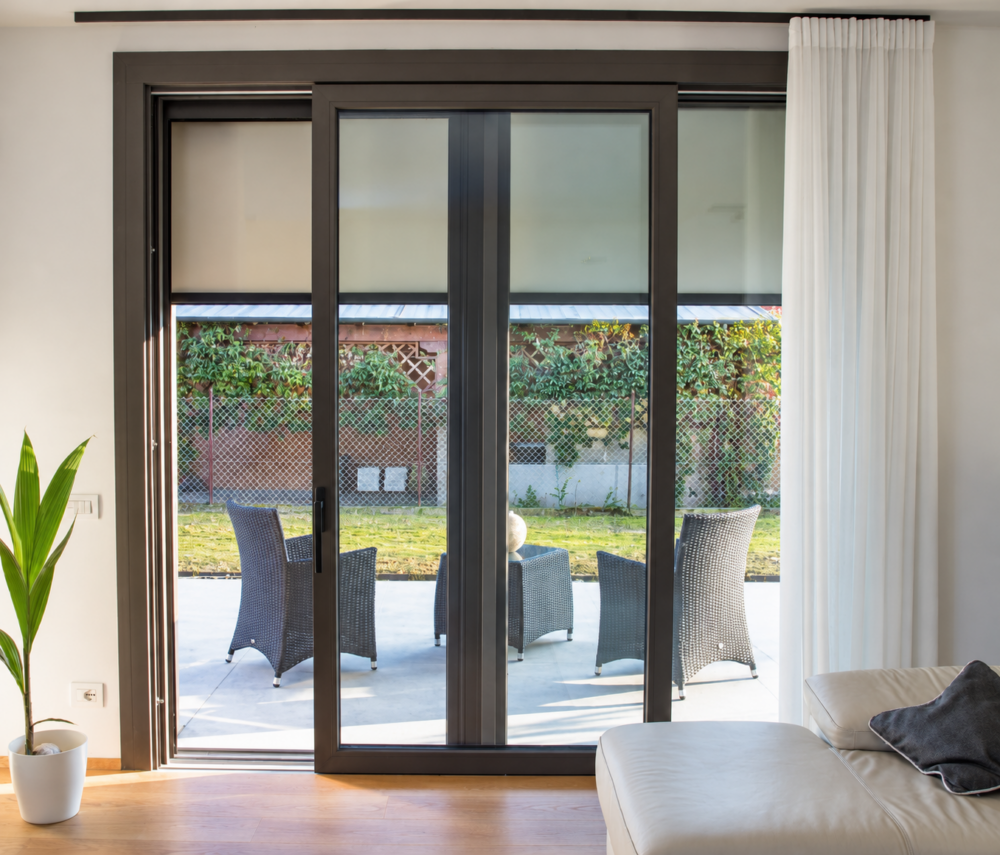 Portafinestra scorrevole in PVC verso il portico