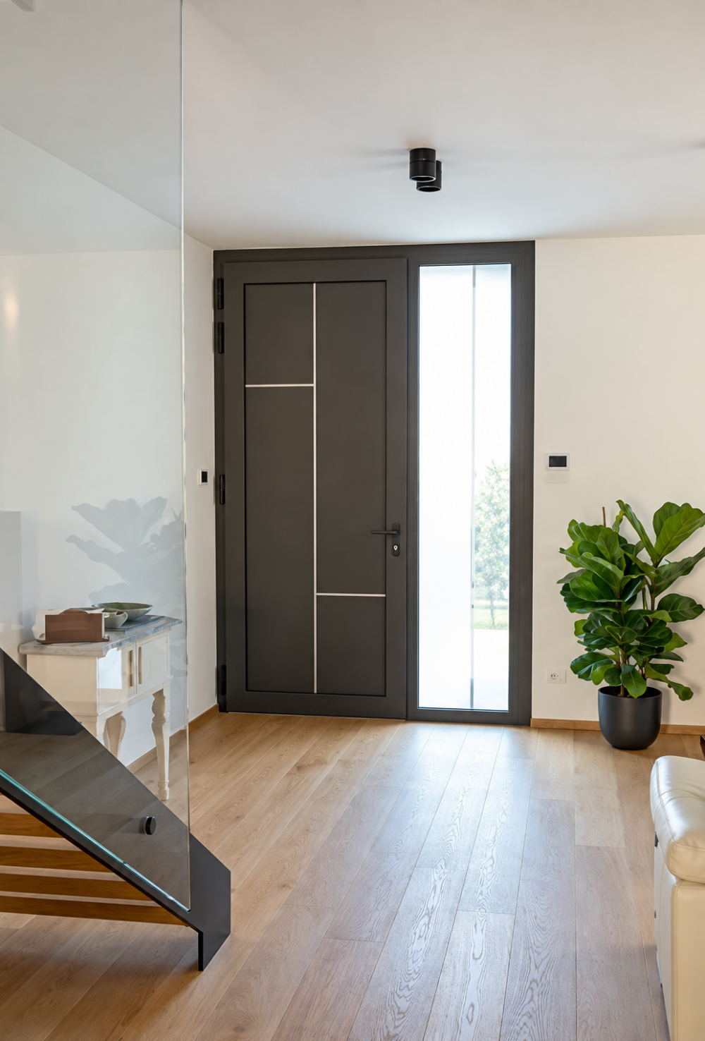 Ingresso con portoncino e scala in legno, Casa M.C.