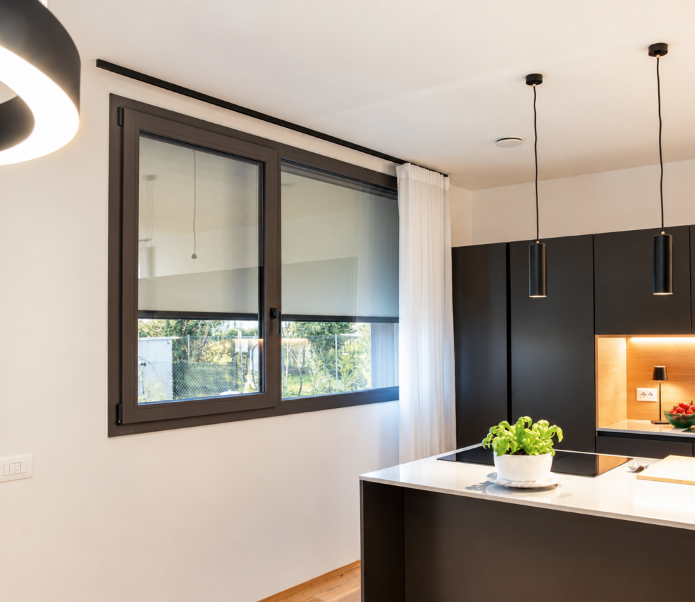 Cucina con isola e finestra in PVC grigio antracite