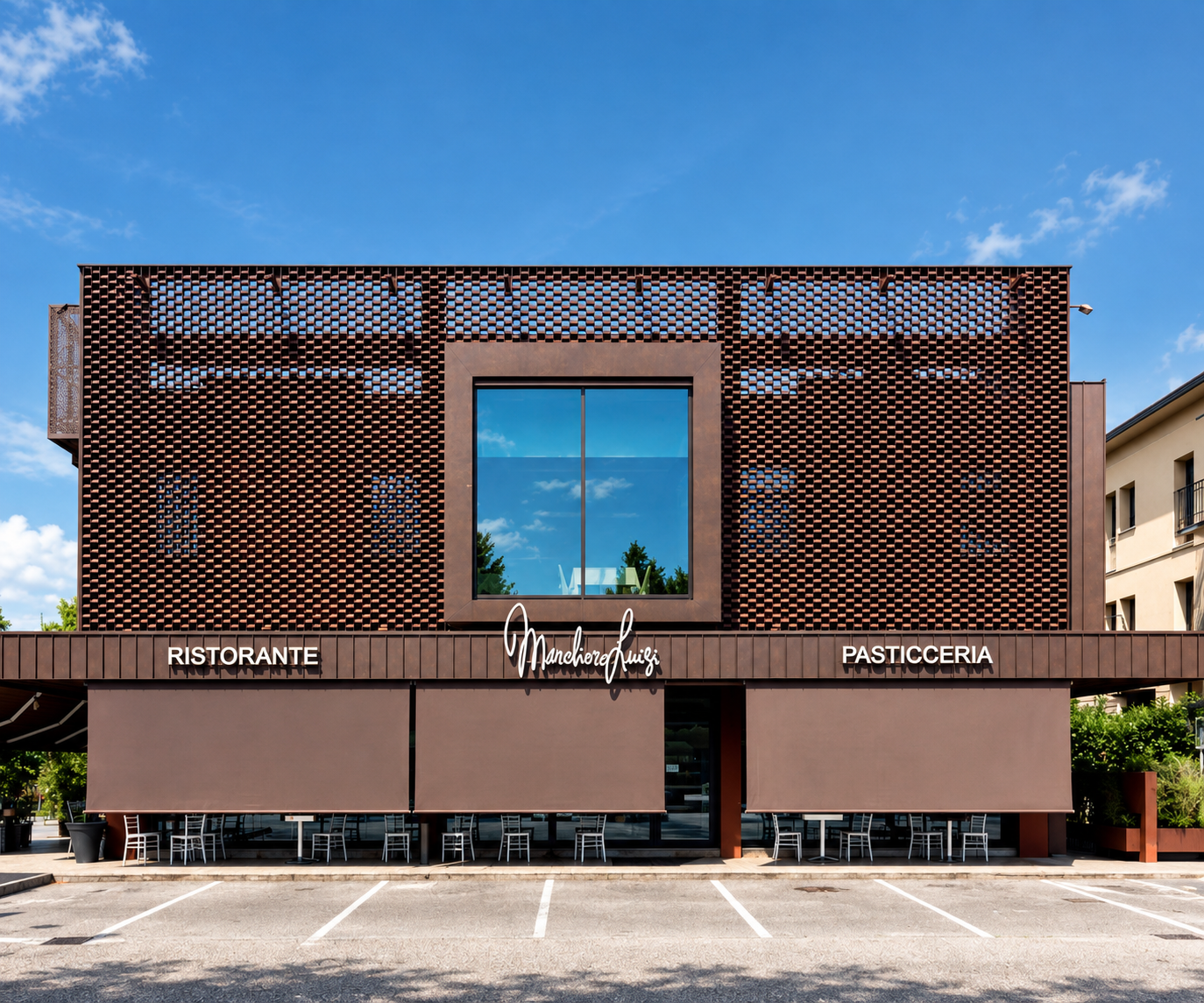 Facciata della Pasticceria M. con rivestimento in metallo e vetrata centrale