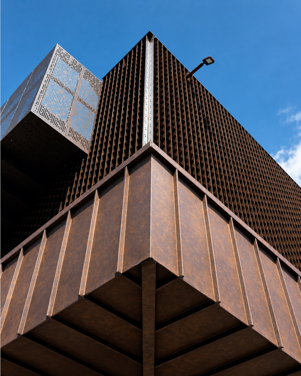 Spigolo dell'edificio con lamiera aggraffata color bronzo