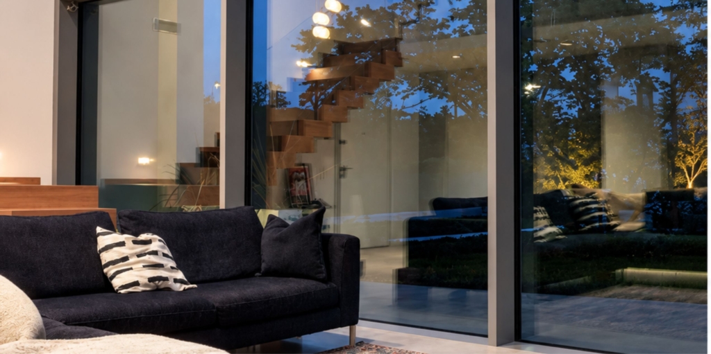 Ampia finestra in alluminio in un ambiente residenziale contemporaneo